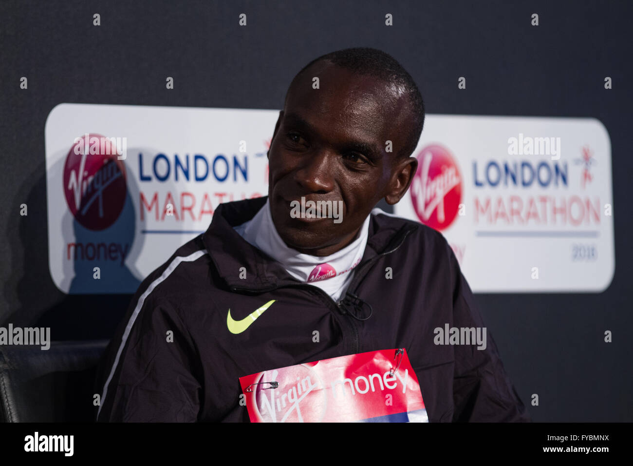 Londra, Regno Unito. Xxv Aprile 2016. Maratona di Londra elite vincitore, Eliud Kipchoge del Kenya in occasione di una conferenza stampa un giorno dopo la domenica di denaro Virgin London Marathon. Credito: Elsie Kibue / Alamy Live News Foto Stock