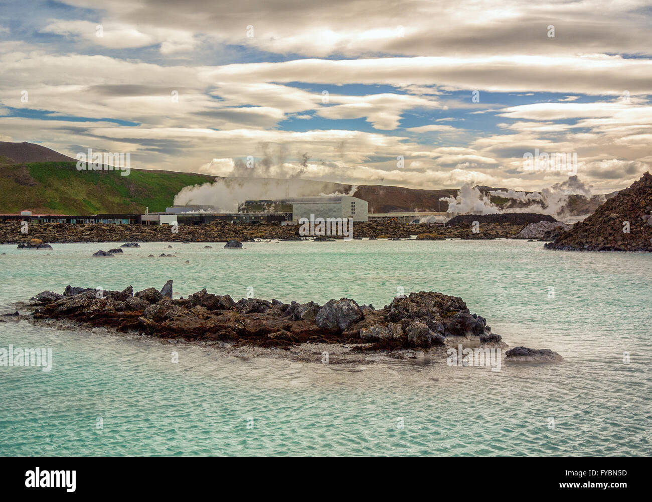 Penisola di Reykjanes, Southwest Islanda Islanda. 5 Ago, 2015. Il famoso uomo Blue Lagoon geothermal spa si trova in un campo di lava in GrindavÃ-k sulla penisola di Reykjanes, southwestern Islanda, viene alimentato dall'uscita dell'acqua del vicino impianto di energia geotermica Svartsengi (posteriore). Le sue calde acque sono ricche di minerali e di fama per aiutare le persone con malattie della pelle. Una destinazione preferita dai turisti, è una delle attrazioni più visitate in Islanda in cui il turismo è diventato un settore in crescita dell'economia. © Arnold Drapkin/ZUMA filo/Alamy Live News Foto Stock