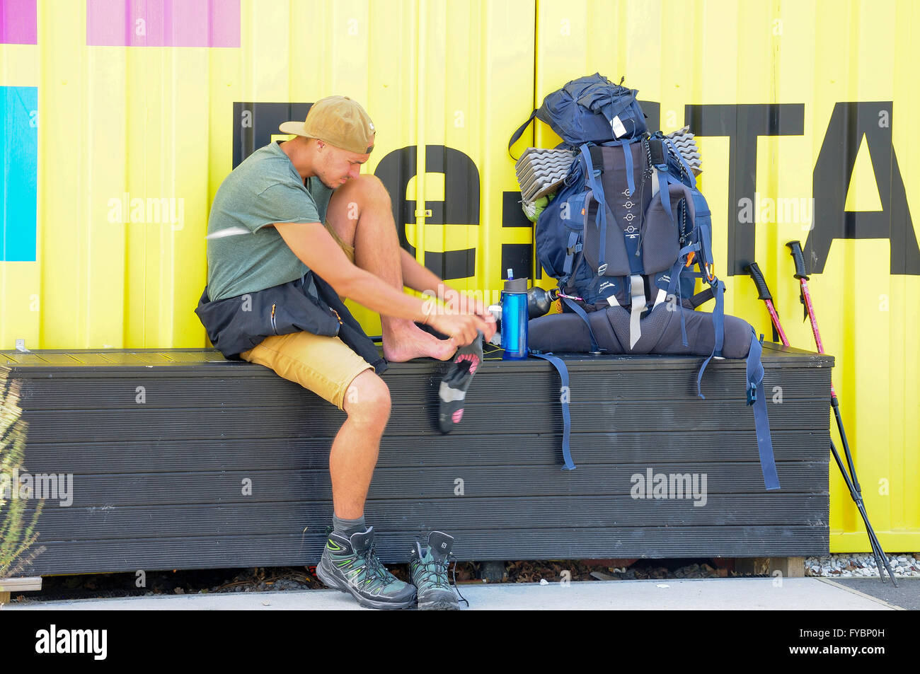 Backpacker con pack a Re:avviare contenitore Mall, Cashel Street, Christchurch, Canterbury, Nuova Zelanda Foto Stock