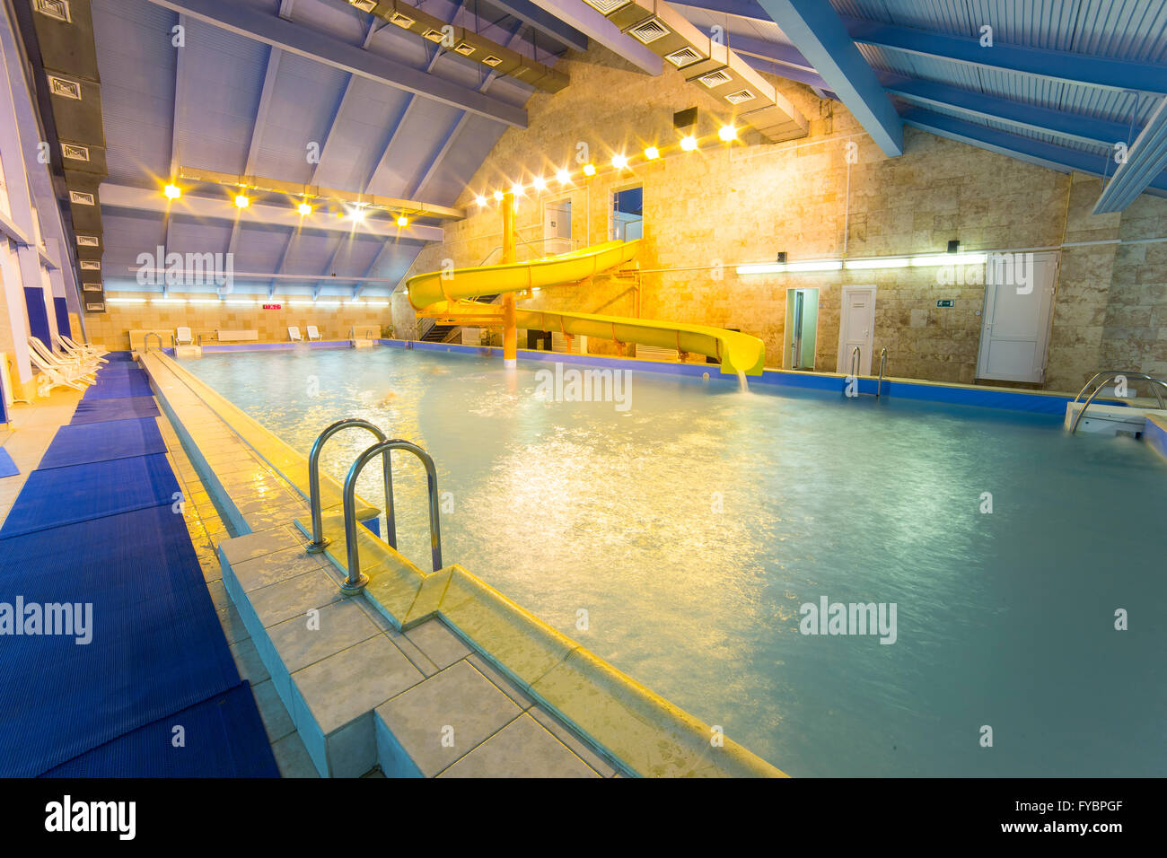 Piscina pubblica interno Foto Stock