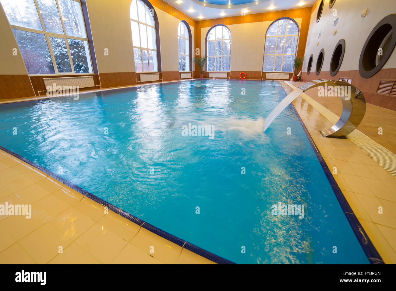 Piscina pubblica interno Foto Stock