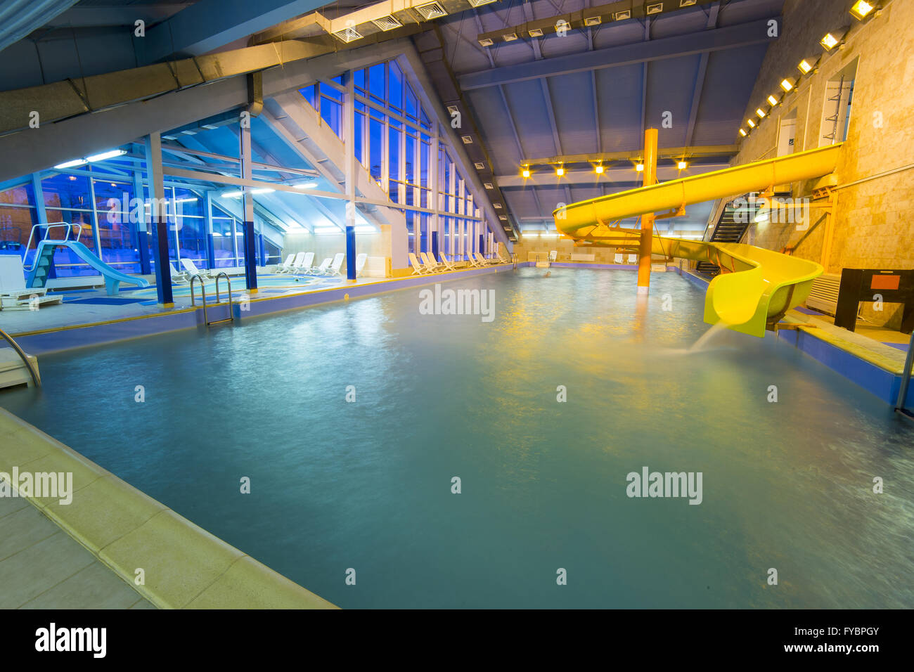 Piscina pubblica interno Foto Stock