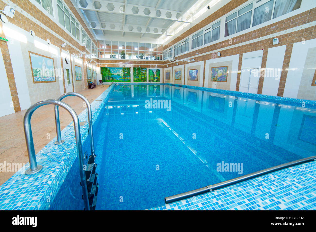 Piscina pubblica interno Foto Stock