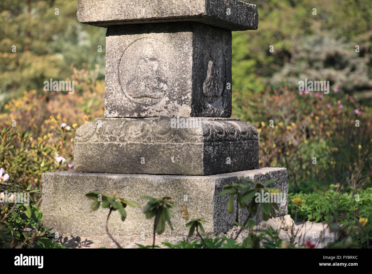 Colonna di pietra in giappone giardino Foto Stock