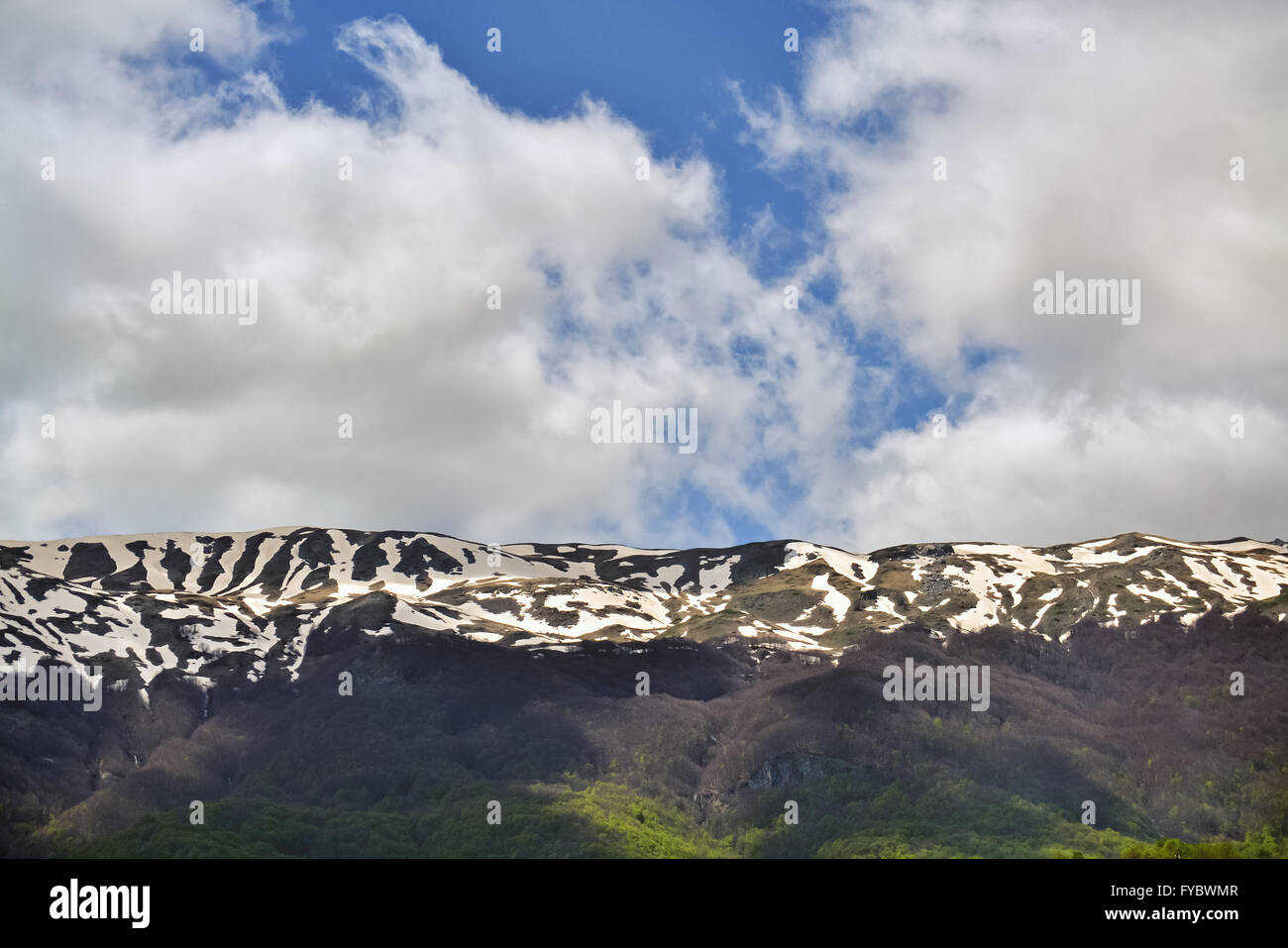 Parte di una montagna con la fusione della neve durante la primavera Foto Stock