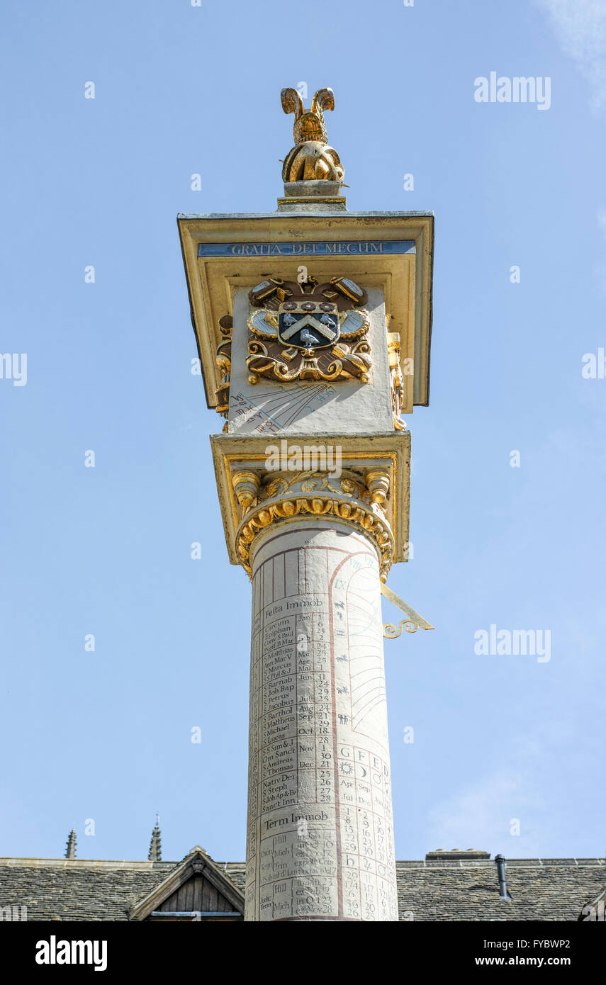 Statua di un pellicano (simbolo del sacrificio di sé e quindi di Gesù Cristo) in cima alla colonna del calendario presso il Corpus Christi College. Foto Stock