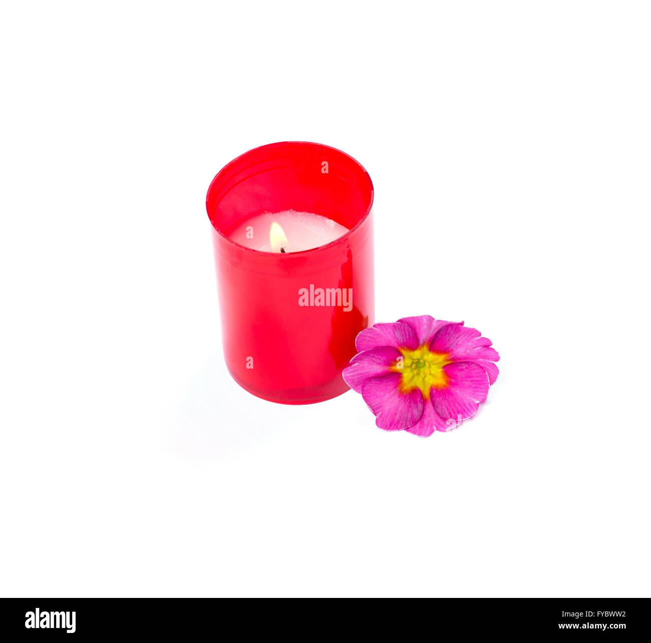 La masterizzazione di candela rossa e fiore rosa, isolare Foto Stock