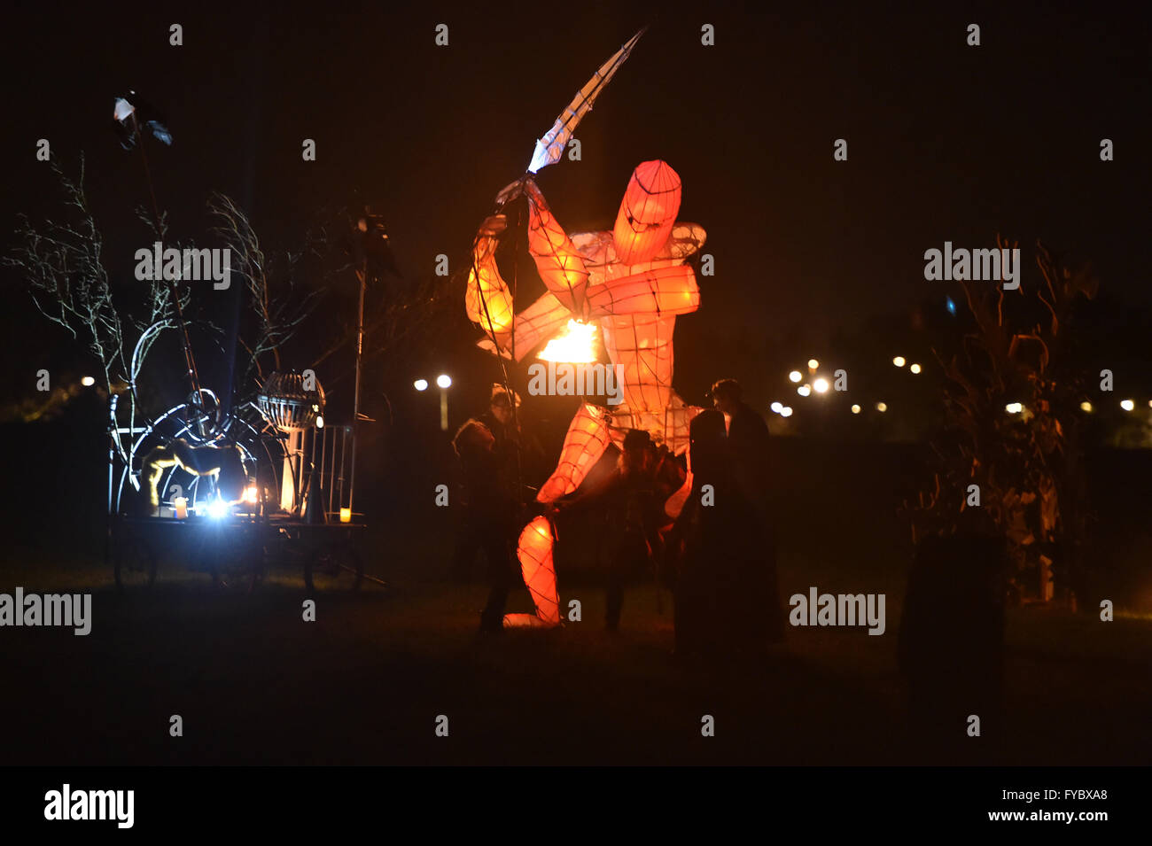 Festa del Fuoco Campbell Park Milton Keynes Paraffinalia soldato arancione marche e gli attacchi con la spada Foto Stock