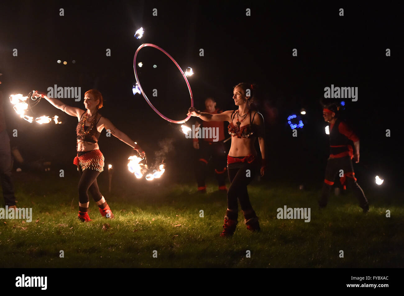 Festa del Fuoco Campbell Park Milton Keynes Paraffinalia cerchi di fuoco ballerini artisti del circo Foto Stock