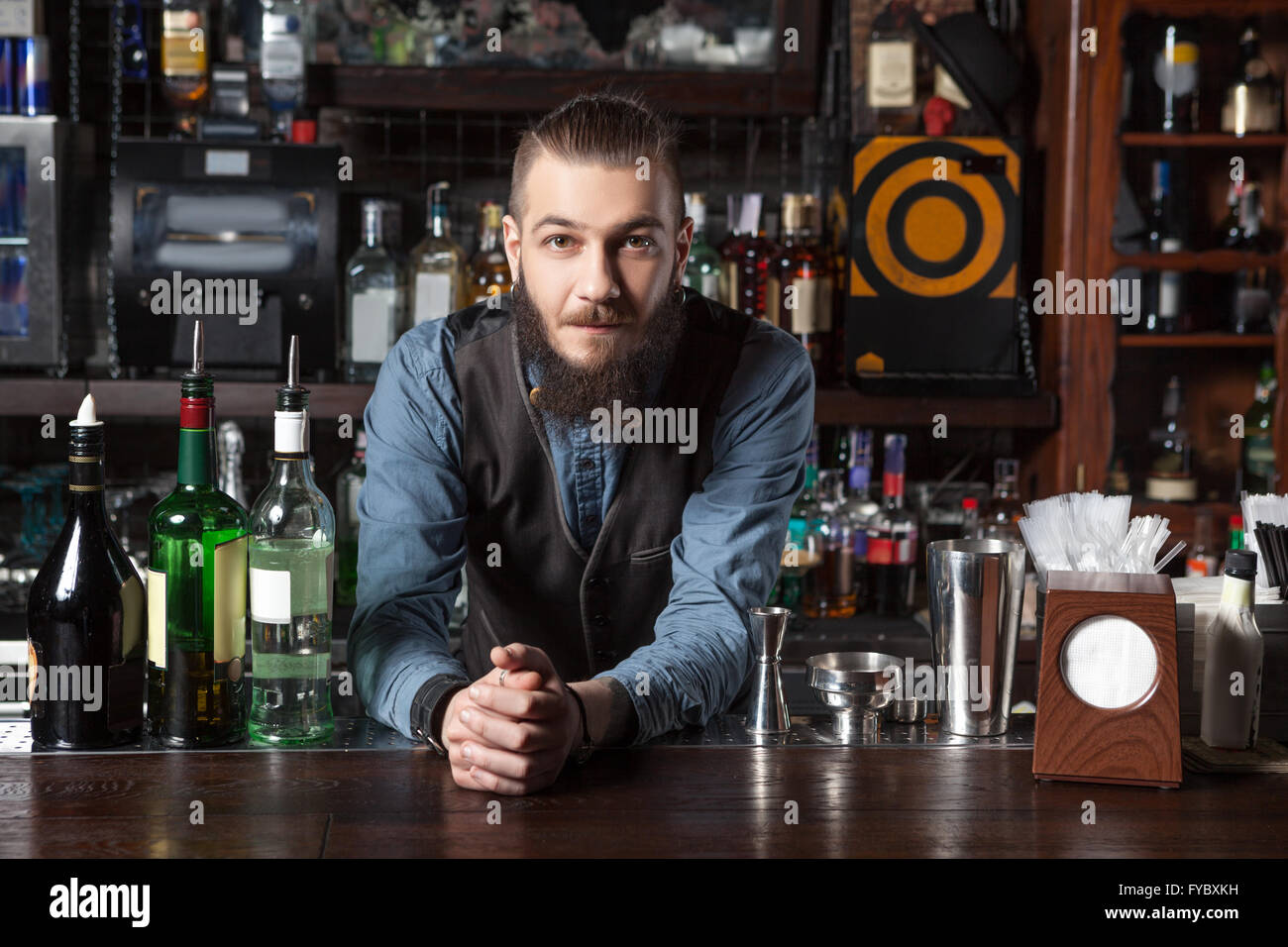 Barman al lavoro guardando la fotocamera. Foto Stock