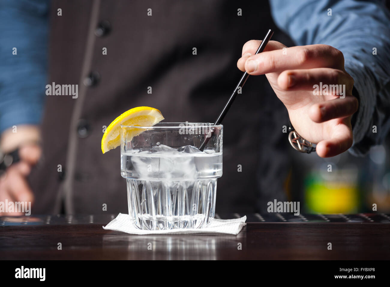 Questa è vista dettagliata del barman che serve cocktail. Foto Stock