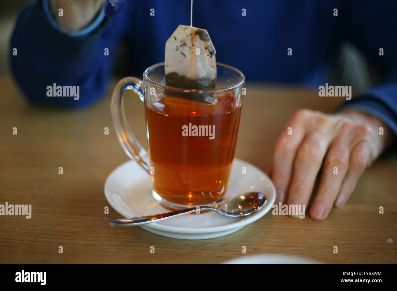 Immagine di un uomo che sta bevendo una tazza di tè, Bonn, Germania Foto Stock