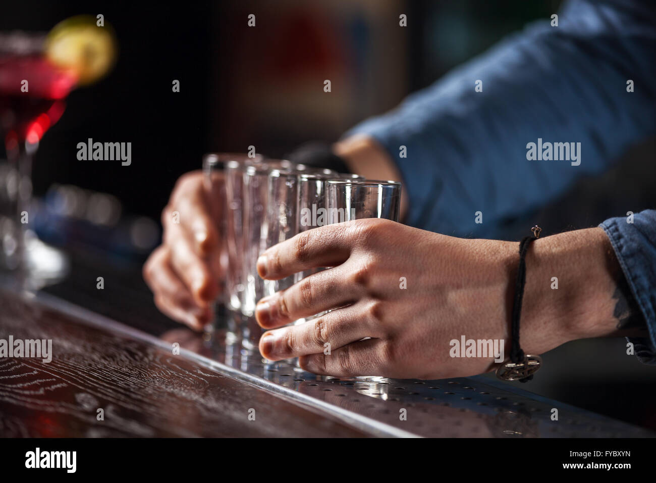 Questo è un dettaglio di barman facendo un cocktail. Foto Stock