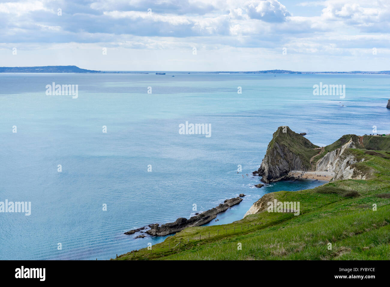 Vista sul mare da sopra l'UOMO O'guerra Beach, a St Oswalds Bay,su la costa del Dorset, Regno Unito Foto Stock