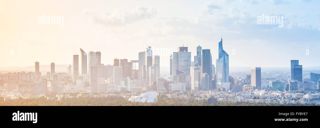 Paesaggio urbano moderno, panoramica foto di sfondo con colorati sky. Parigi, Francia Foto Stock