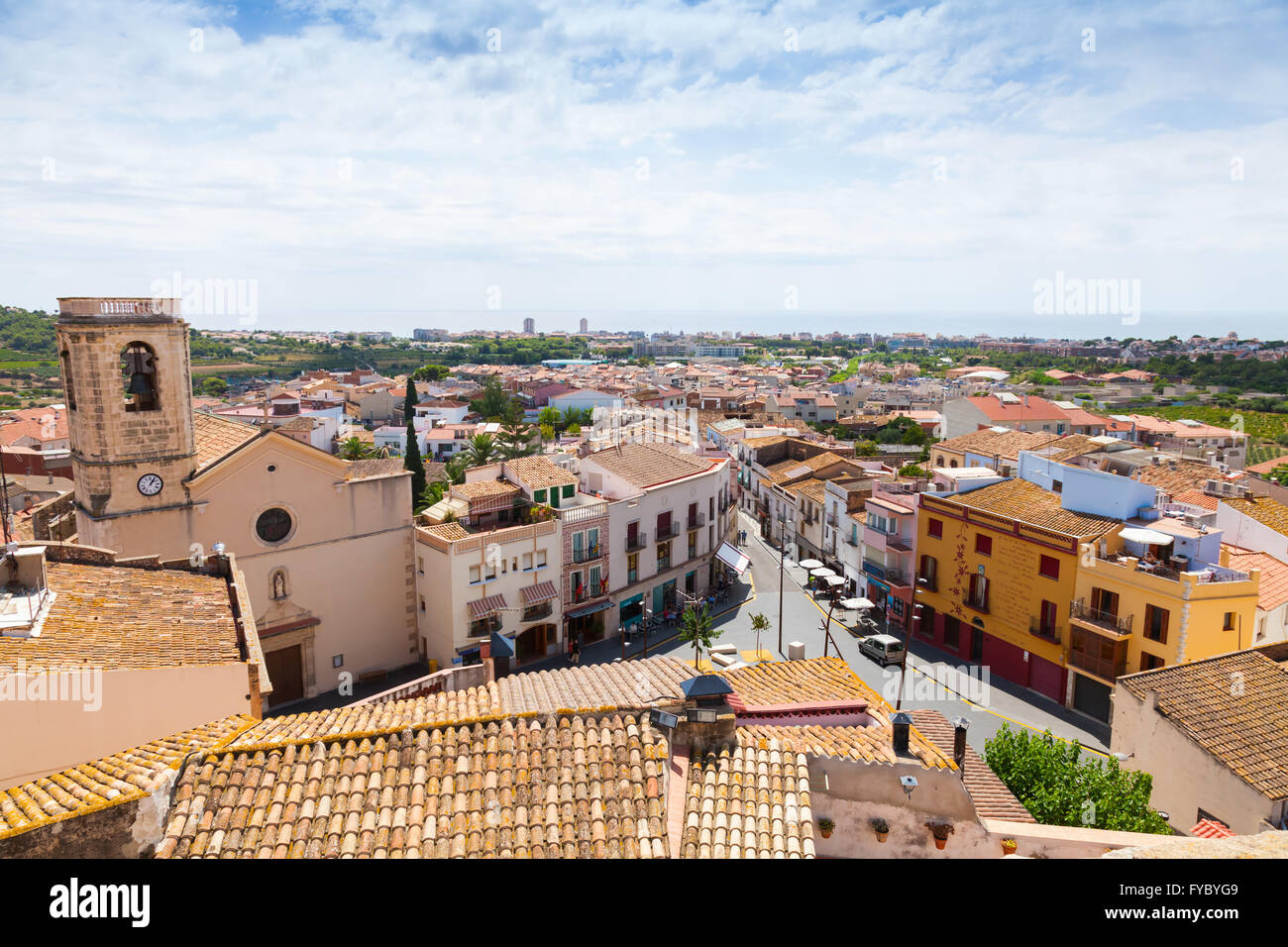 Calafell, Spagna - Agosto 17, 2014: Paesaggio urbano della città spagnola Calafell in estate. Torre campanaria e rossi tetti di pannellizzazione nella vecchia parte di Foto Stock