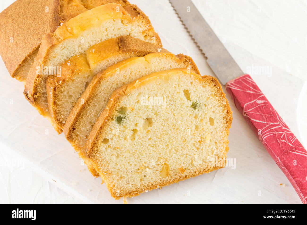In casa la frutta le fette di pane su una scheda Foto Stock