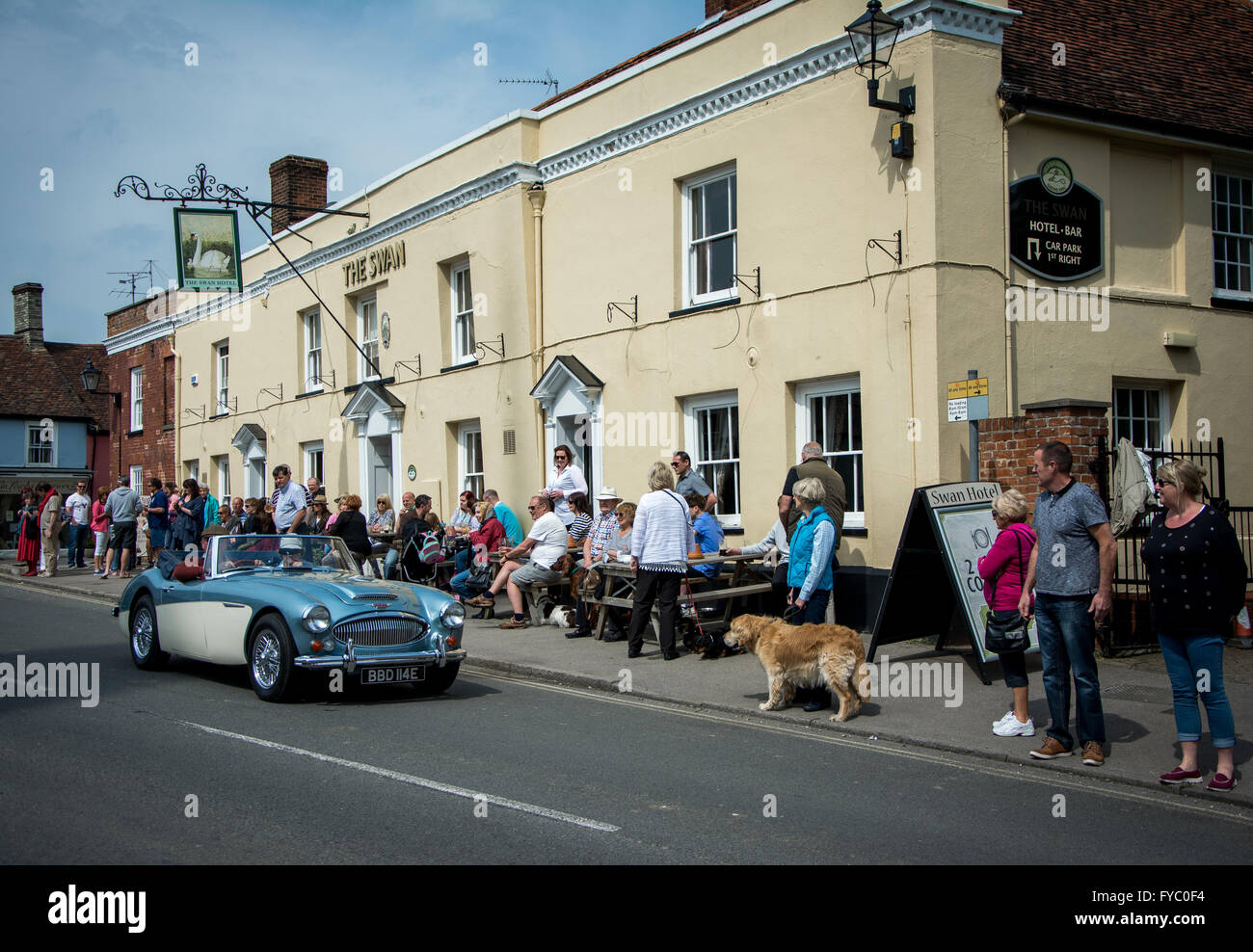 Gli scommettitori godendo di un clima caldo, all'aperto del pub, Thaxted, Essex, Inghilterra Foto Stock