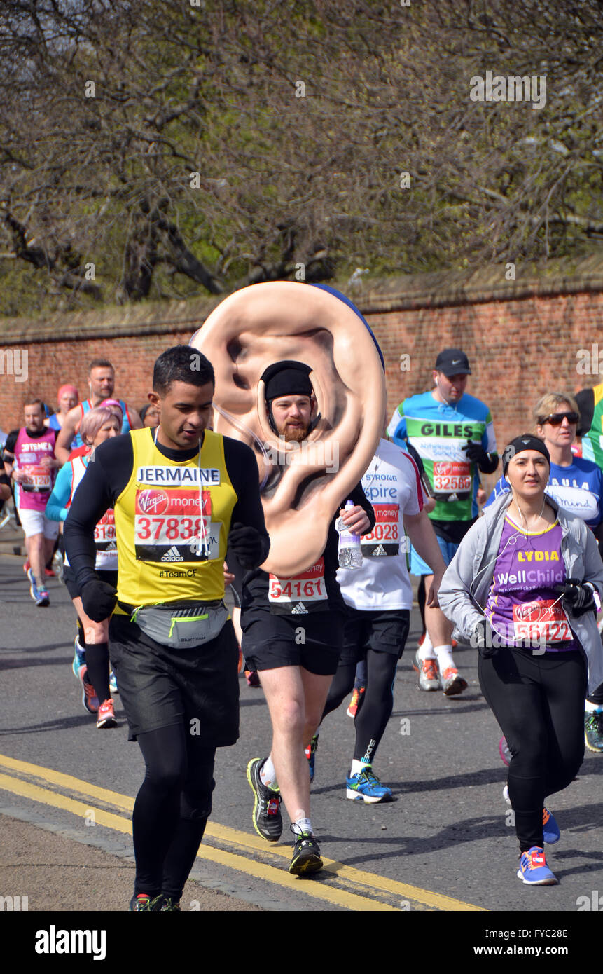 Londra, Regno Unito. 24 aprile 2016, delle guide di scorrimento nel VIRGIN LONDON MARATHON 2016 Foto Stock