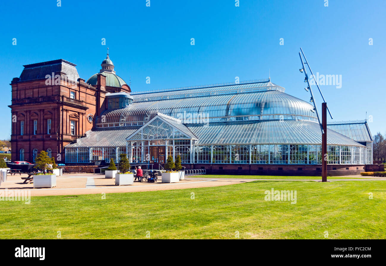 Palazzo del Popolo e giardini invernali in Glasgow Green park Glasgow Scozia Scotland Foto Stock