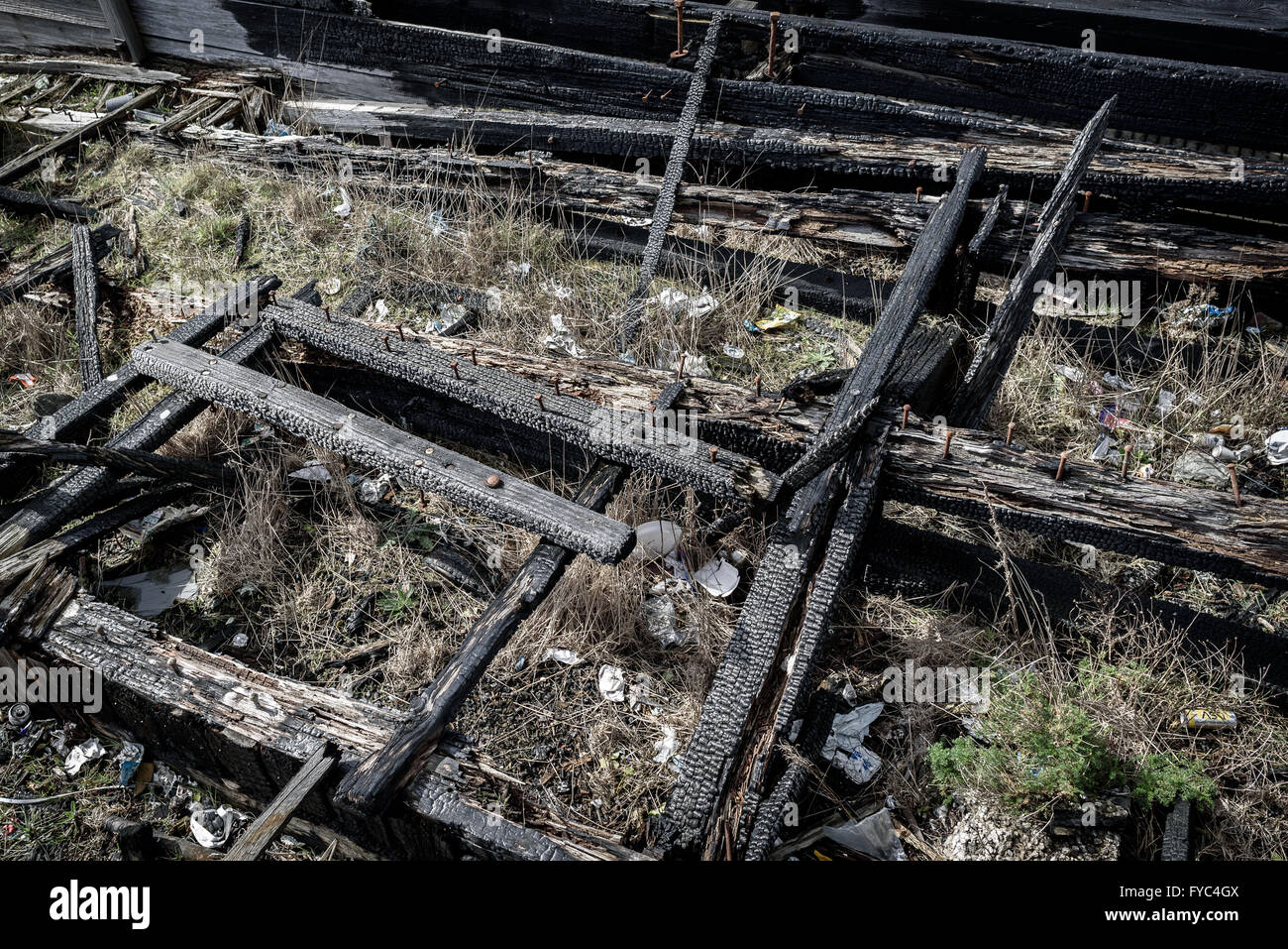 Resti di un bruciato edificio in legno. Foto Stock