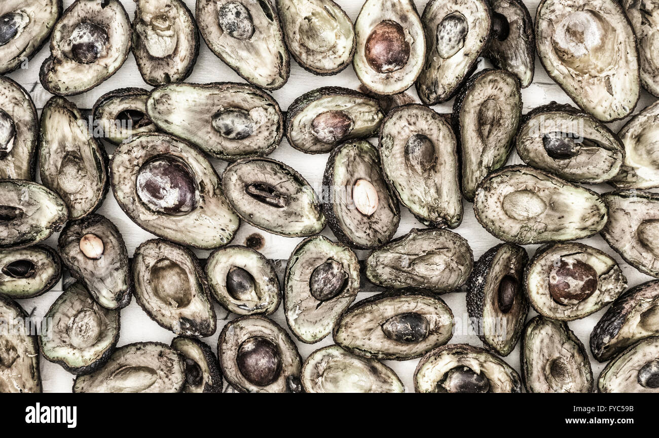 Casella di oltre avocado maturo nel supermercato cantiere spazzatura. I rifiuti alimentari Concetto di immagine. Foto Stock