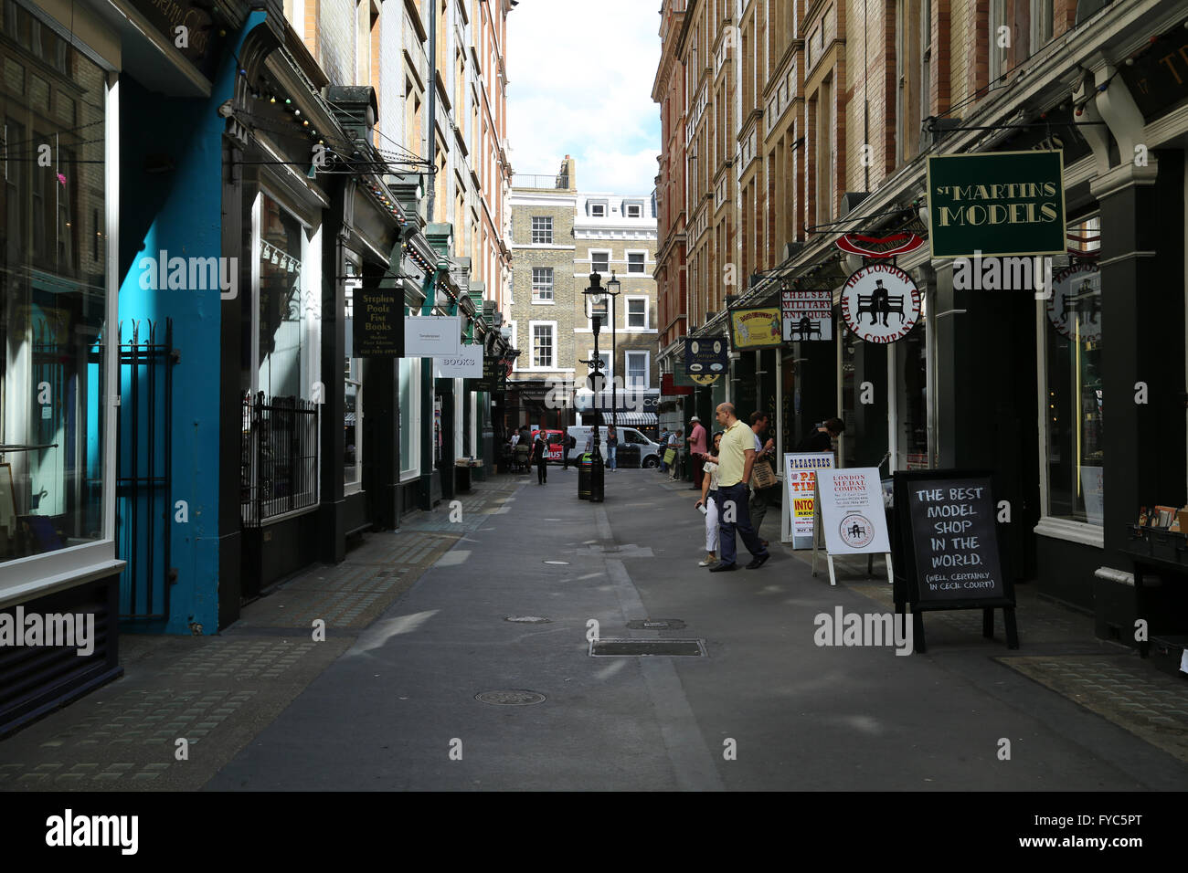 Il Cecil Court a Londra, una strada pedonale piena di negozi di antiquariato e vecchi negozi di libri. Foto Stock