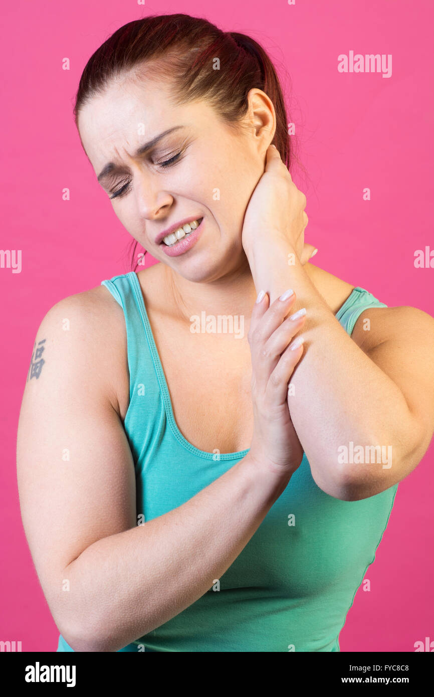 La donna le mani sul collo del dolore Foto Stock