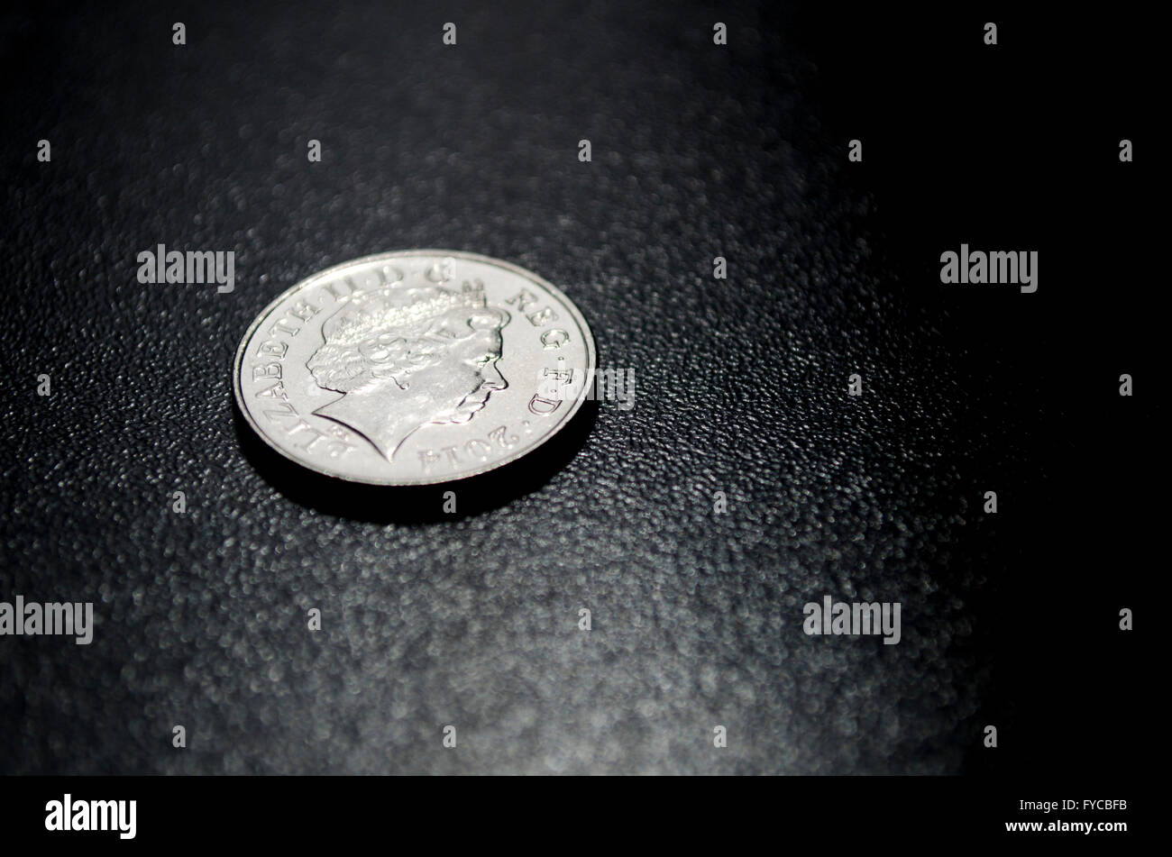 Dieci Penny Su uno sfondo nero che mostra la testa della regina Foto Stock