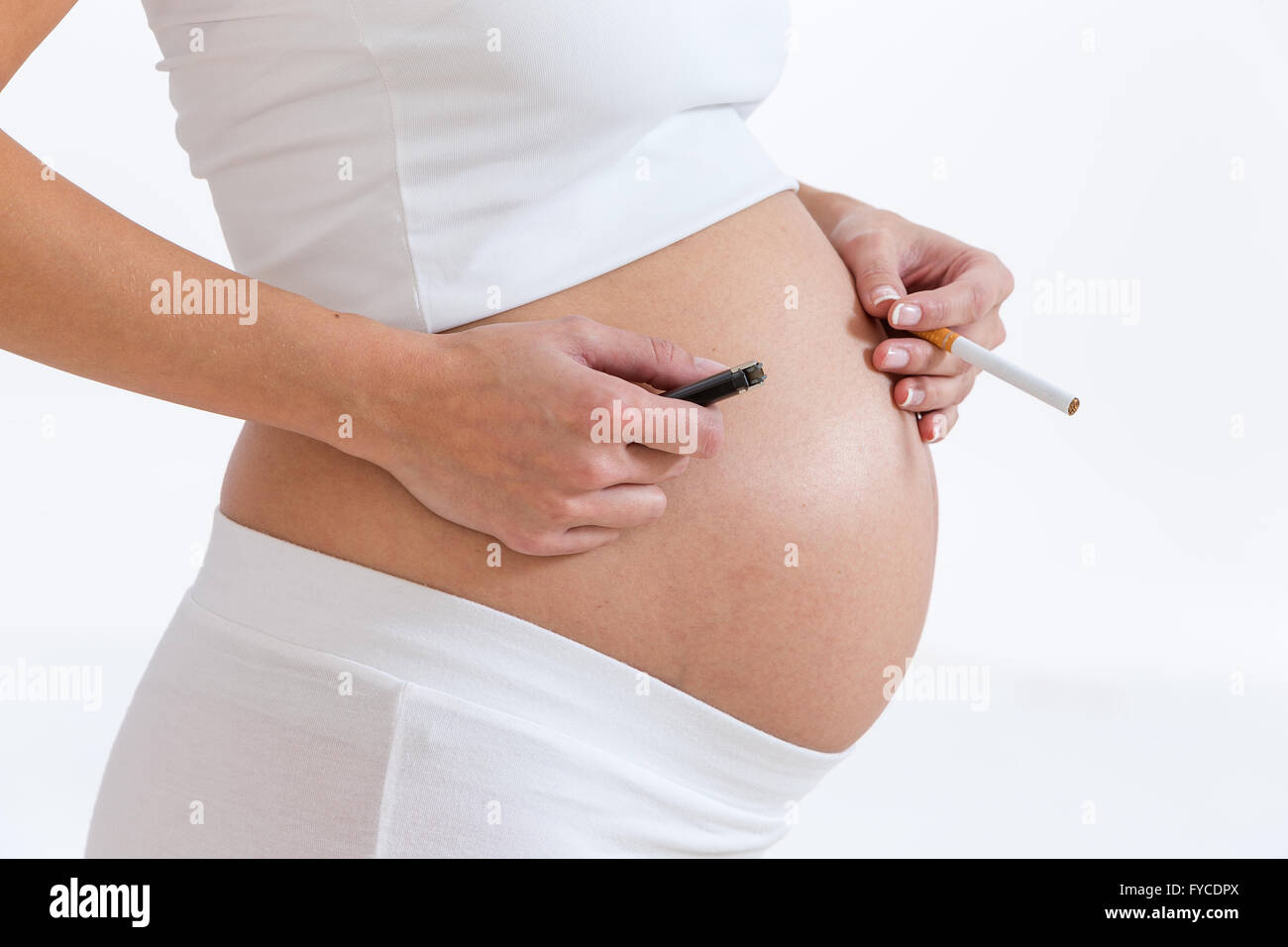 Donna incinta di fumare Foto Stock