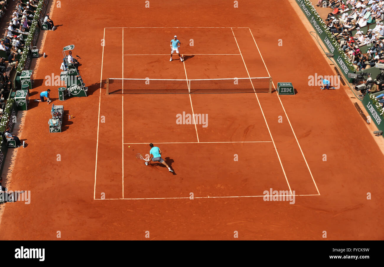 Centro corte, corte Philippe Chatrier, Rafael Nadal, ESP, nella parte anteriore e Novak Djokovic, SRB sul retro, 2014 francesi aperti Foto Stock