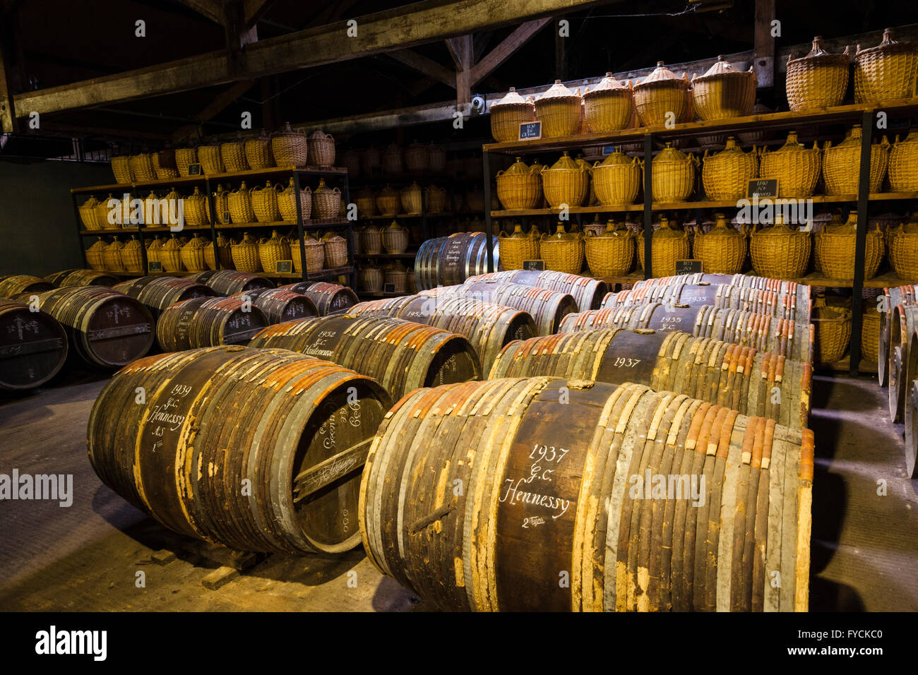 Hennessy magazzino invecchiamento dove eaux-de-vie viene memorizzato in botti di rovere a maturare prima del mescolamento, Cognac, Poitou-Charente Foto Stock
