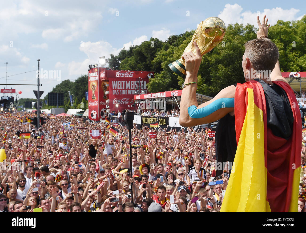 Bastian SCHWEINSTEIGER mostra fan il trofeo, la ricezione del team nazionale tedesco dopo la loro vittoria al FIFA World Foto Stock