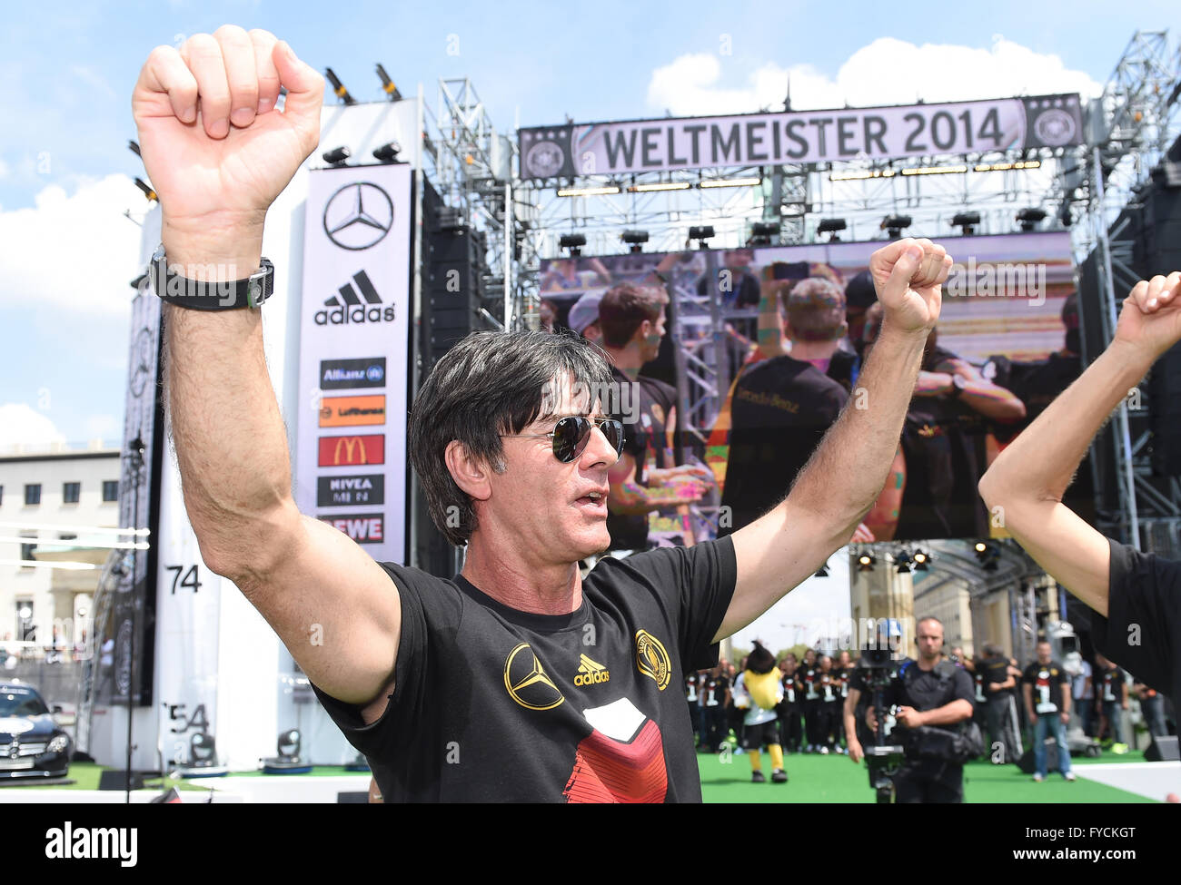 Joachim Löw celebra con ventole, reception del team nazionale tedesco dopo la loro vittoria alla Coppa del Mondo FIFA 2014, ventola Foto Stock