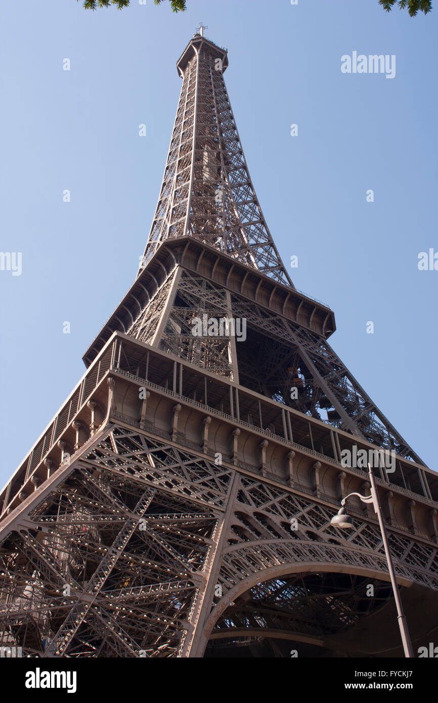 Una vista generale della Torre Eiffel in Champ de Mars a Parigi. Francia Foto Stock