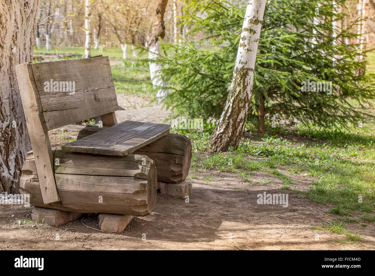 Vecchia panca di legno nella foresta. Foto Stock