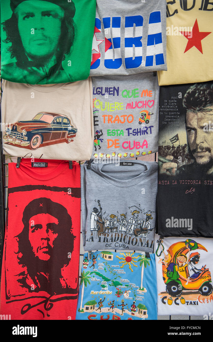 T-shirt per la vendita che mostra una selezione di tipiche immagini cubano. Che Guevara, auto classiche e la bandiera cubana possono tutti essere visto. Foto Stock