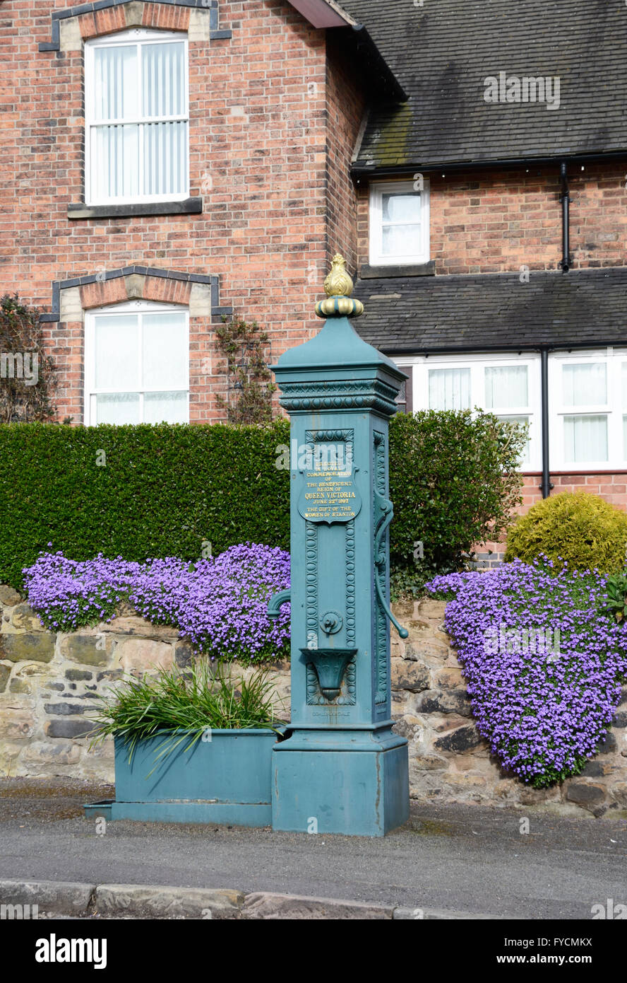 Vittoriano pompa acqua & glicine in Stanton da Dale village, Derbyshire, Foto Stock