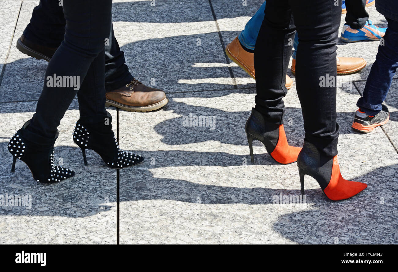 Scarpe moda in mezzo alla folla. Foto Stock