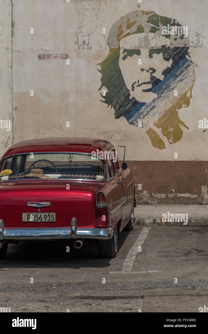 Vivace colore rosso brillante splendidamente mantenuta classic American automobile disponibile per un tour della città intorno a La Habana, Havana, Cuba. Foto Stock