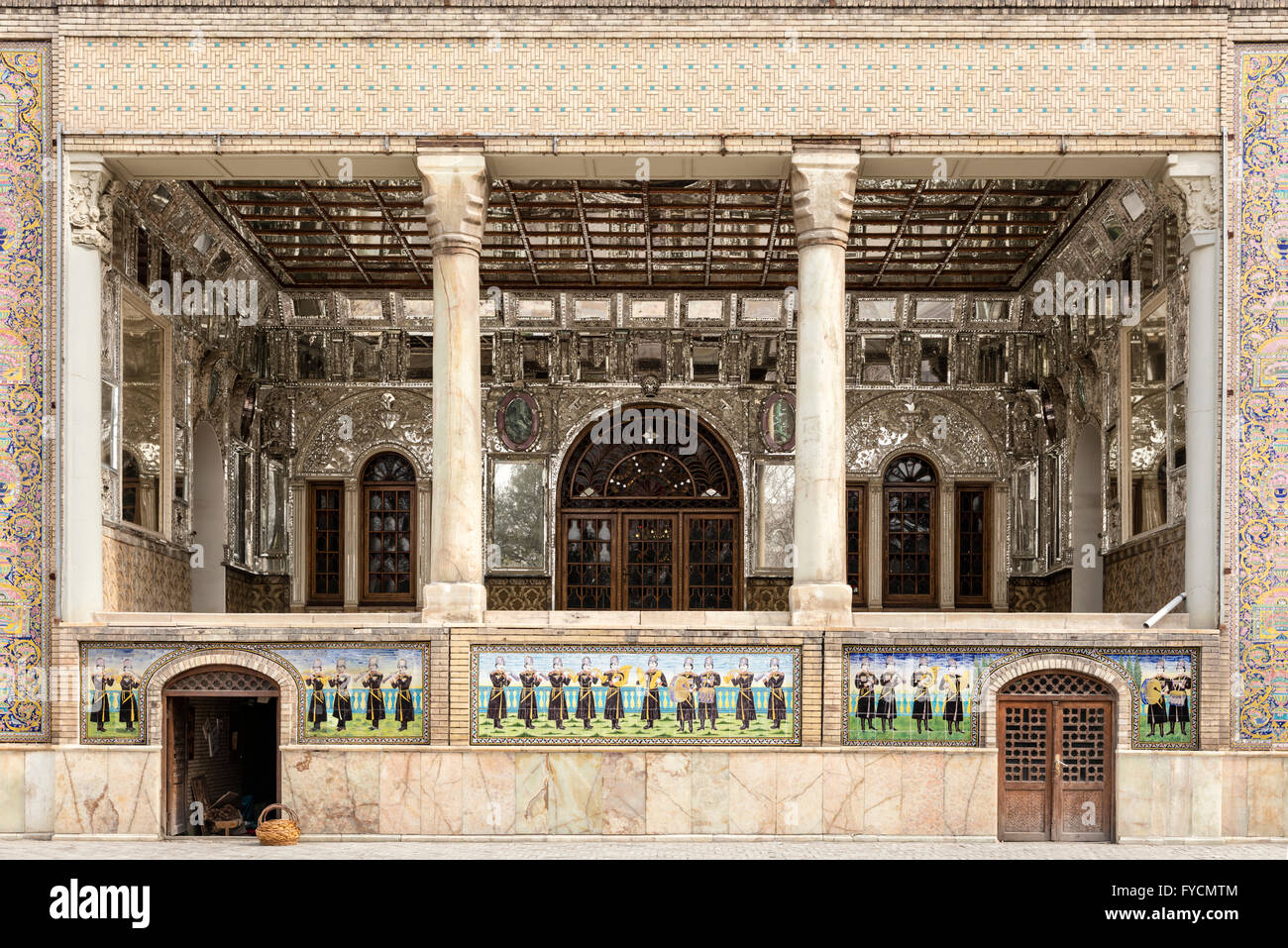 Vetro specchiato e dipinto piastrelle decorate Shams ol Emareh (edificio del Sole) XIX C Safavid Golestan Palace, Teheran, Iran Foto Stock