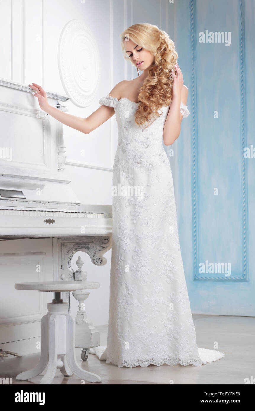 Modello di donna in un abito da sposa in posa l'interno. Foto Stock