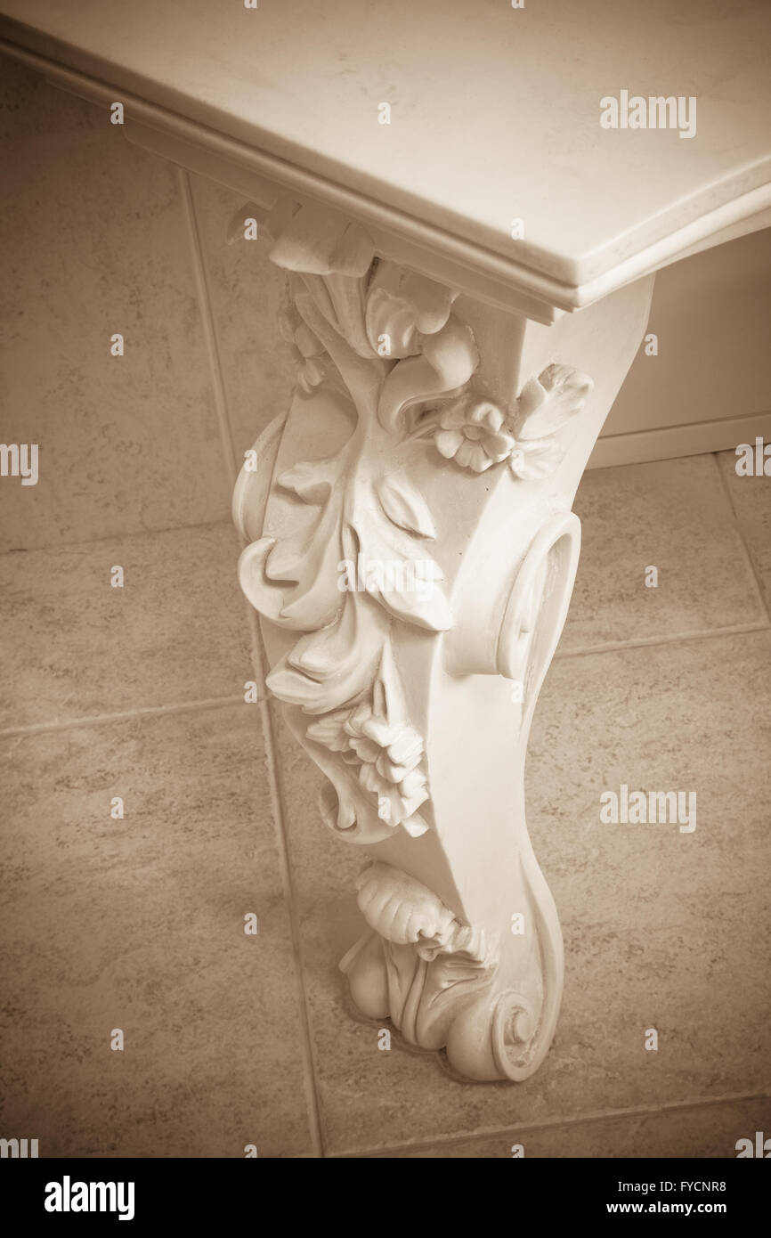 Bellissimo ed antico tavolo di marmo scolpito con gambe Foto Stock