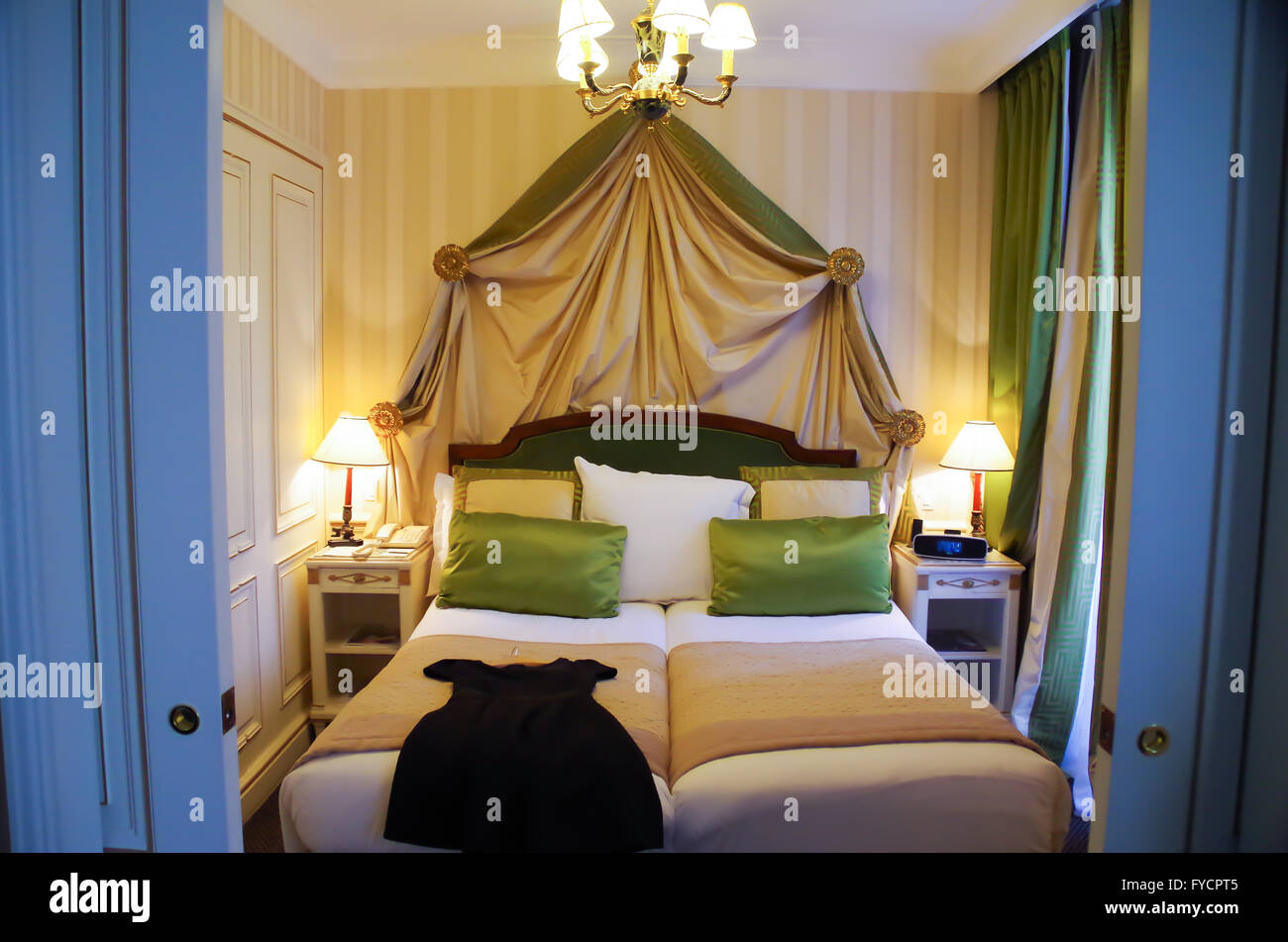 Lussuoso stile impero hotel camera con un little black dress preparato sul letto per un lussuoso night out a Parigi Foto Stock