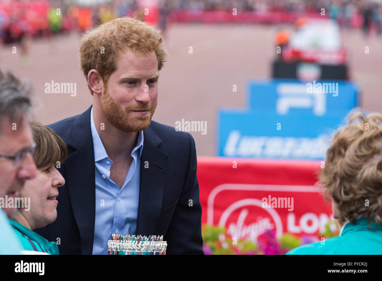 Londra, Regno Unito. Il 24 aprile 2016. S.a.r. il principe Harry del Galles. Il 2016 denaro VIRGIN LONDON MARATHON termina sul Mall, Londra, Regno Unito. © Immagini vibranti/Alamy Live News Foto Stock