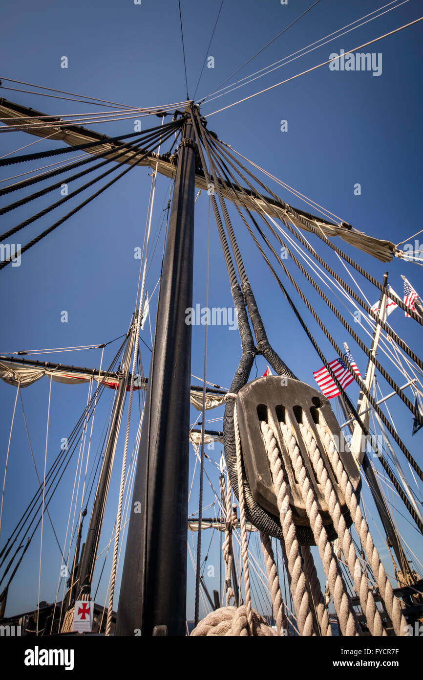 Albero principale e rigging su una replica della nave di Cristoforo Colombo, Nina, attraccata a ft. Myers, Florida, Stati Uniti Foto Stock