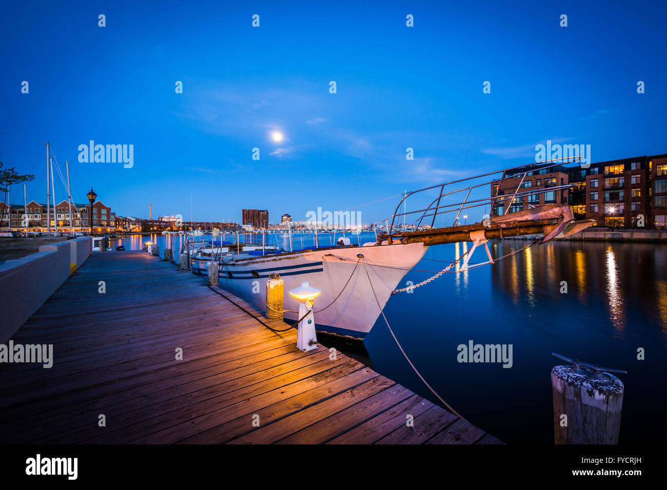 Barche in un marina al crepuscolo in Fells Point, Baltimore, Maryland. Foto Stock