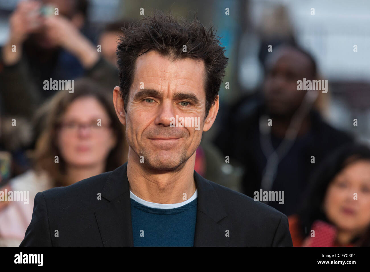 Londra, Regno Unito. Il 25 aprile 2016. Il regista Tom Tykwer arriva per il Regno Unito premiere del film un ologramma per il re al BFI Southbank. Foto Stock