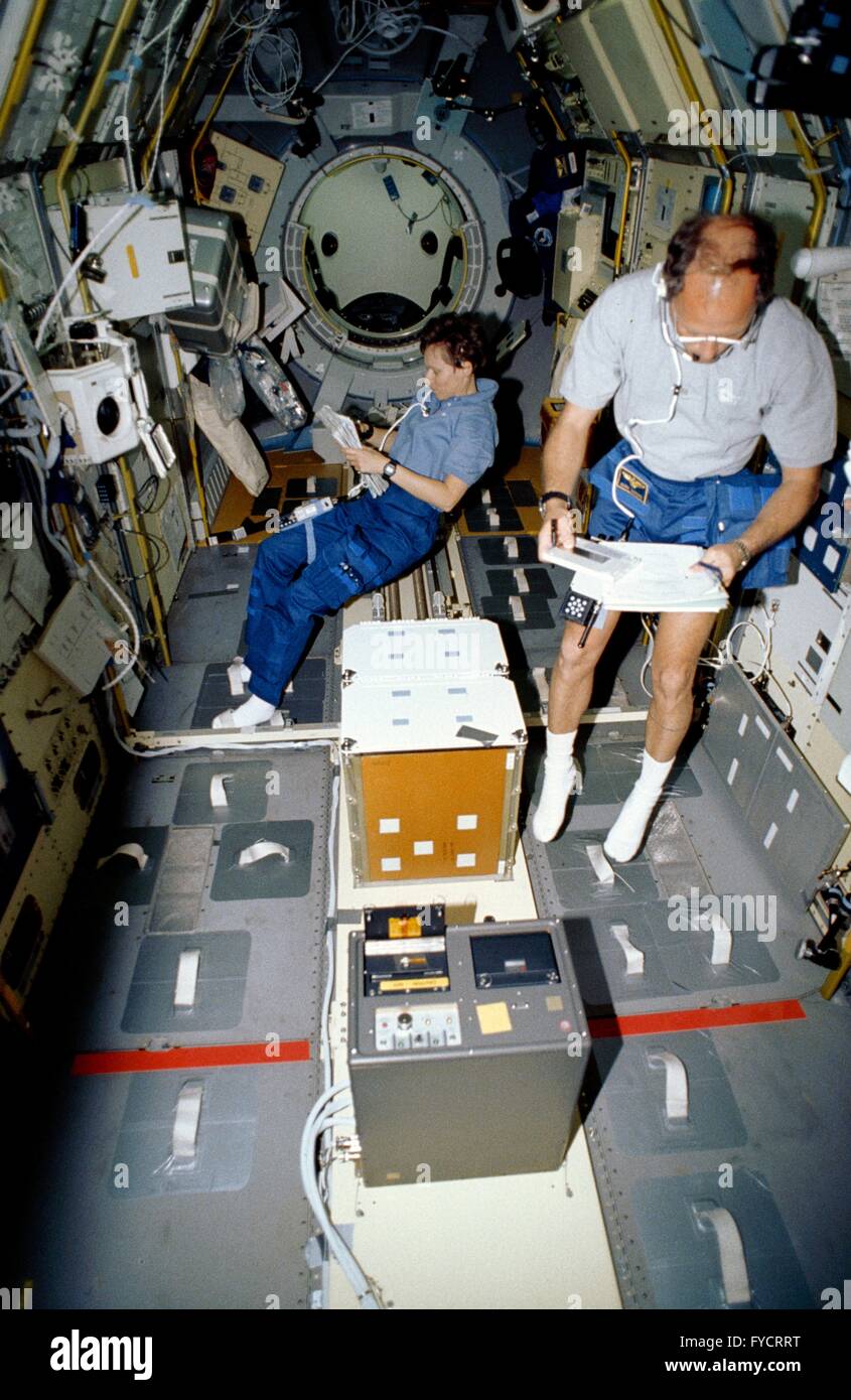 L'astronauta della NASA Norm Thagard, destro e compagno astronauta canadese Roberta Bondar lavorare su International Microgravity Spacelab laboratorio esperimenti nel modulo della scienza a bordo della navetta spaziale Discovery missione STS-42 gennaio 30, 1992 in orbita intorno alla terra. Foto Stock