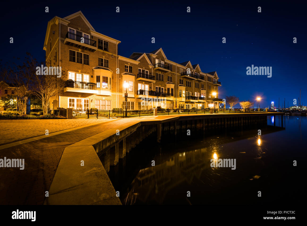 Waterfront appartamento a notte, nel Canton, Baltimore, Maryland. Foto Stock